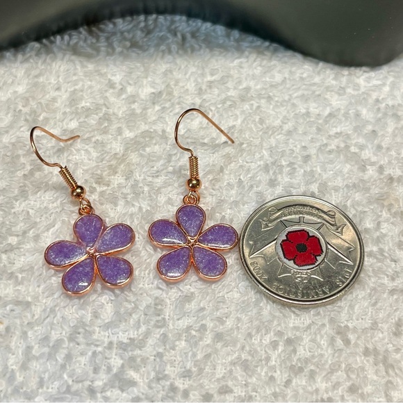 Pretty Betsey Johnson style mini flower charm earrings - Picture 5 of 5